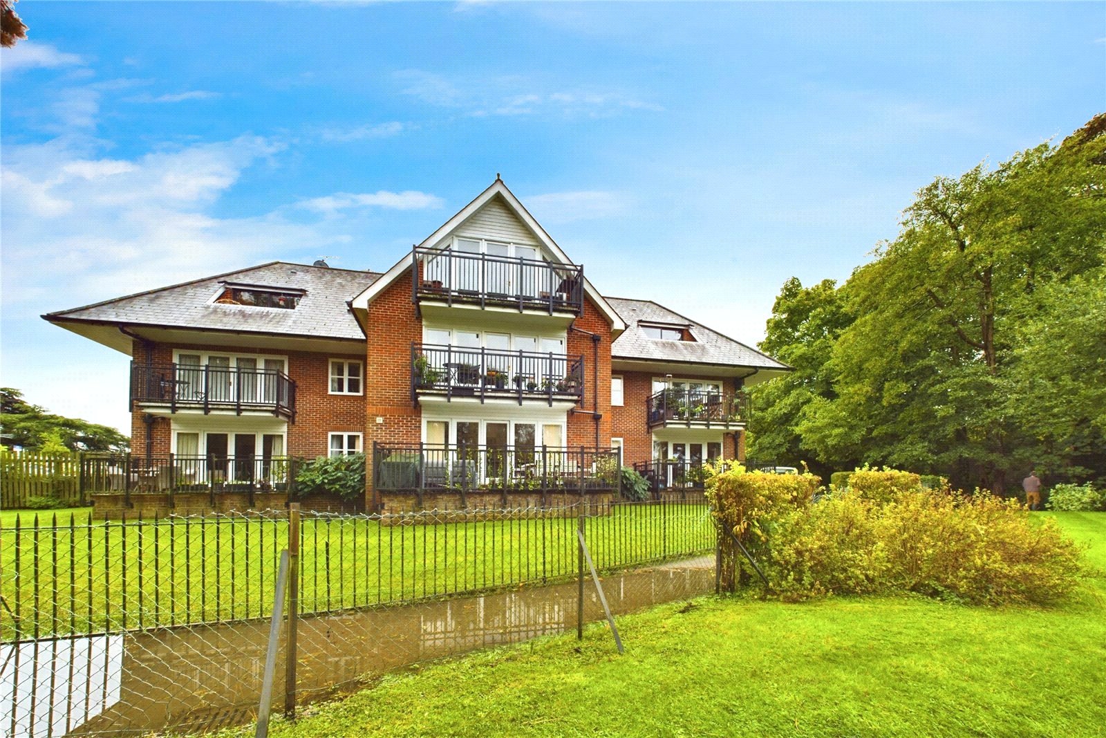 2 bedroom Flat to let in Waterside House, The Wharf, Pangbourne, Reading