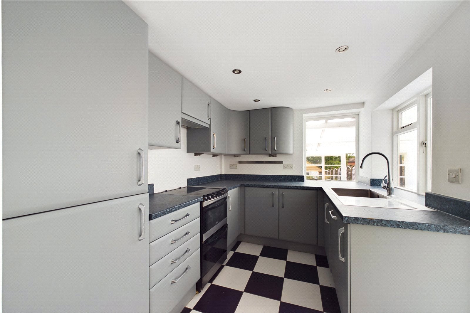 2 bedroom House to let in Newbury, Berkshire