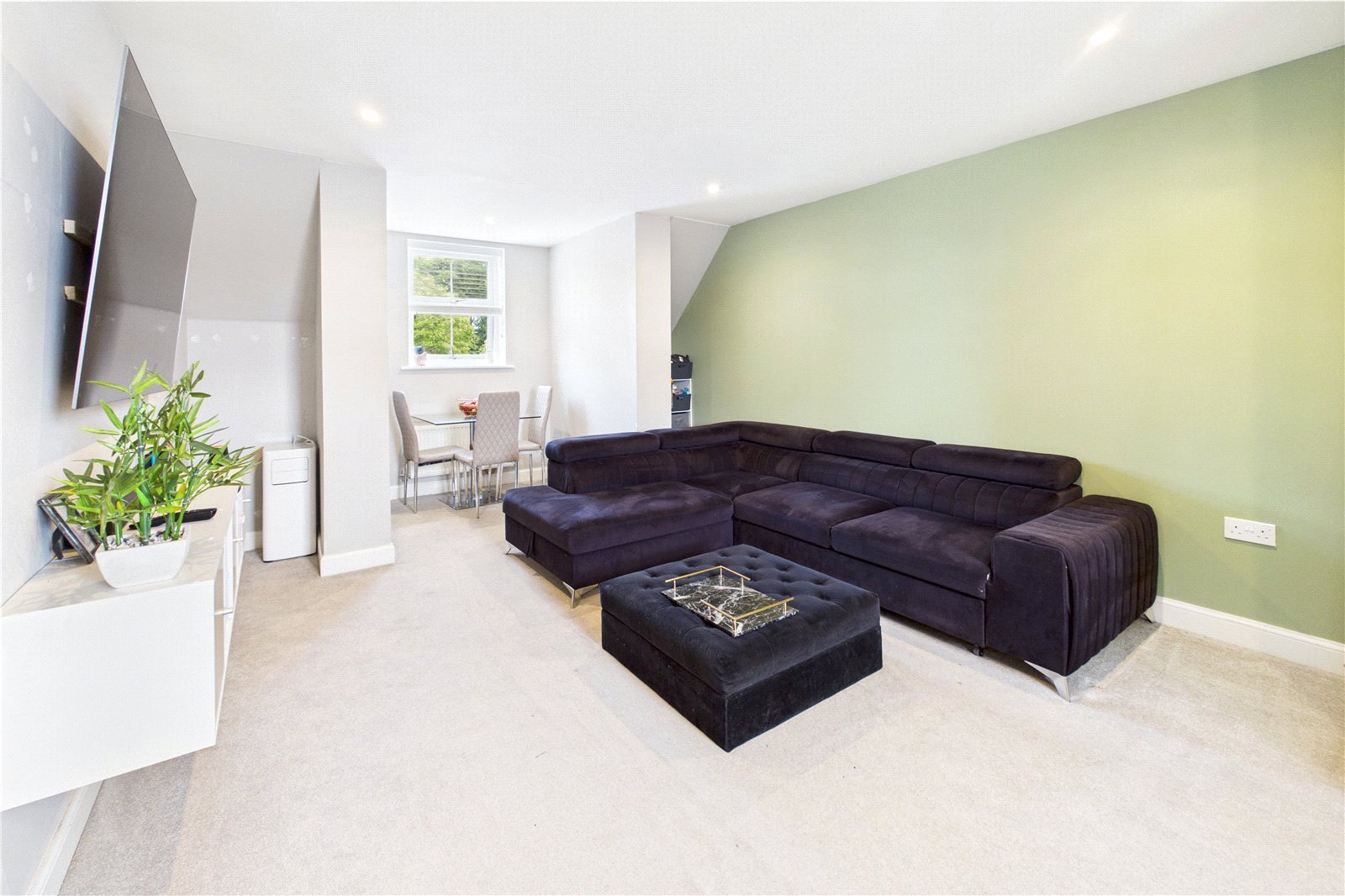 2 bedroom Flat to let in Newbury, Berkshire