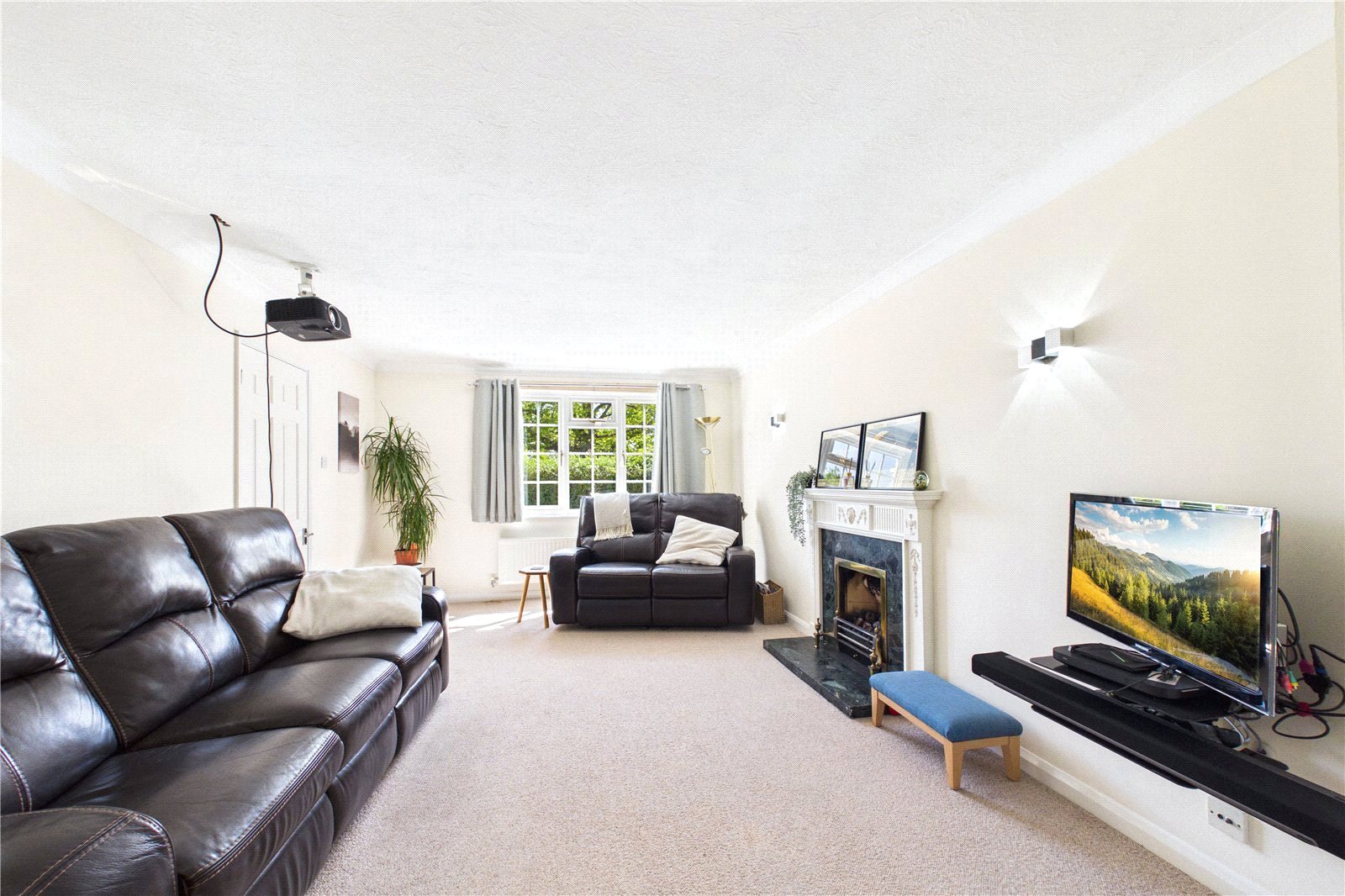 4 bedroom House to let in Calcot, Reading, Berkshire