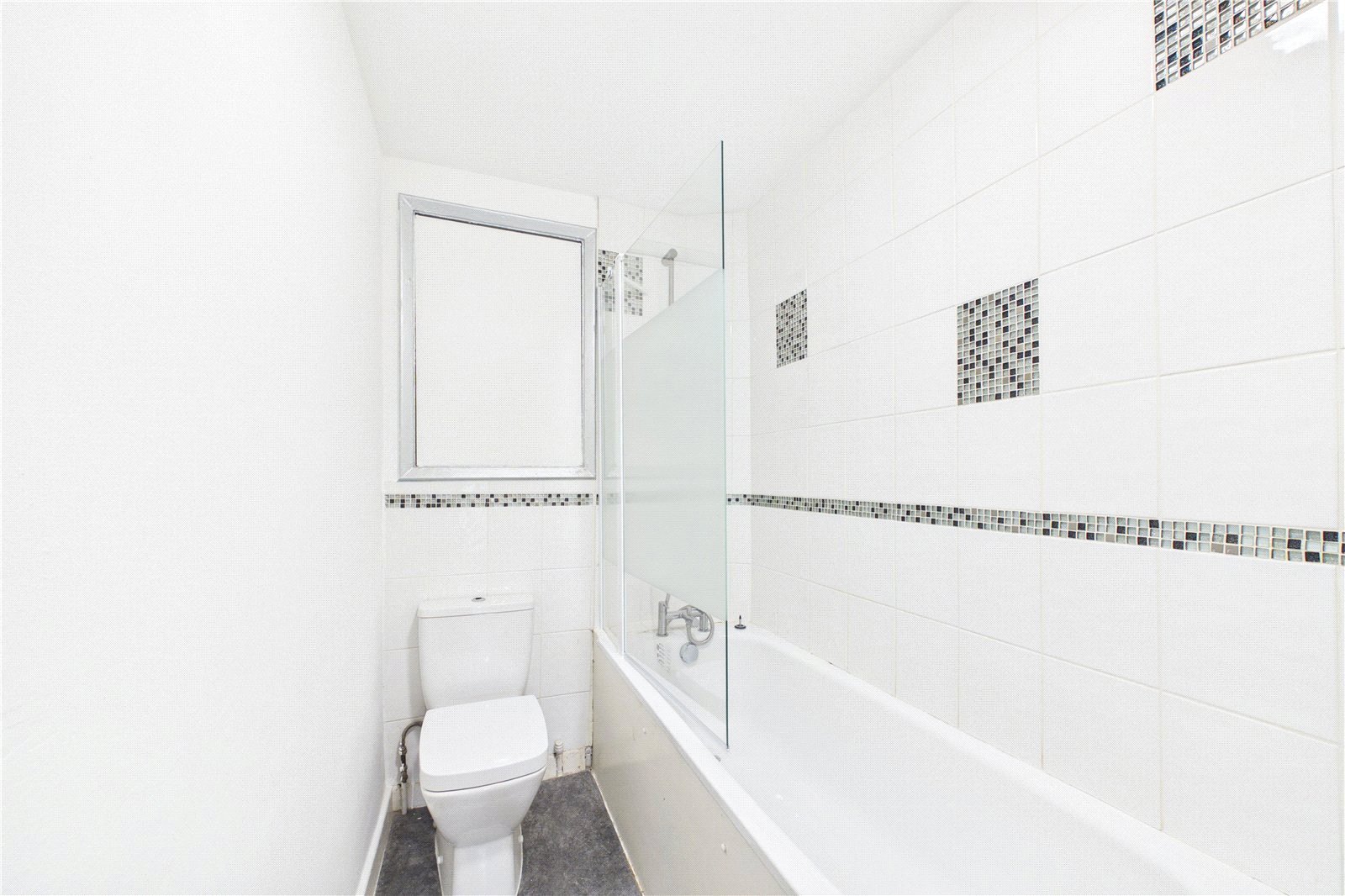 2 bedroom Flat to let in Burghfield Common, Reading, Berkshire