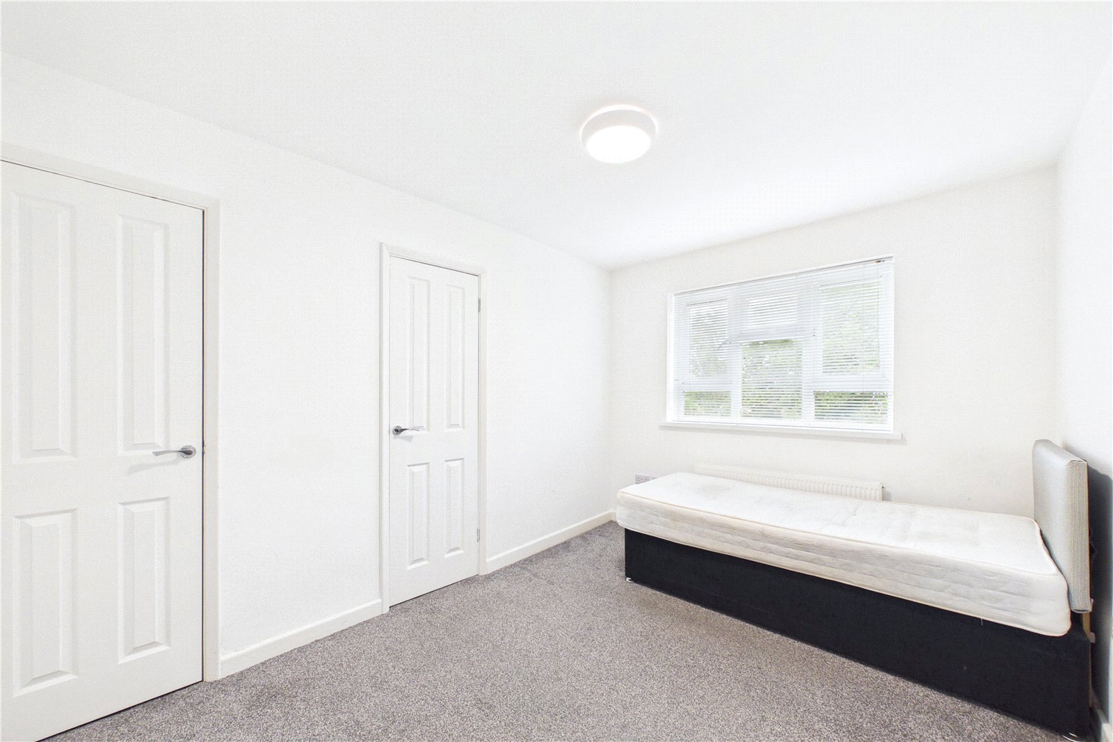 2 bedroom Flat to let in Burghfield Common, Reading, Berkshire