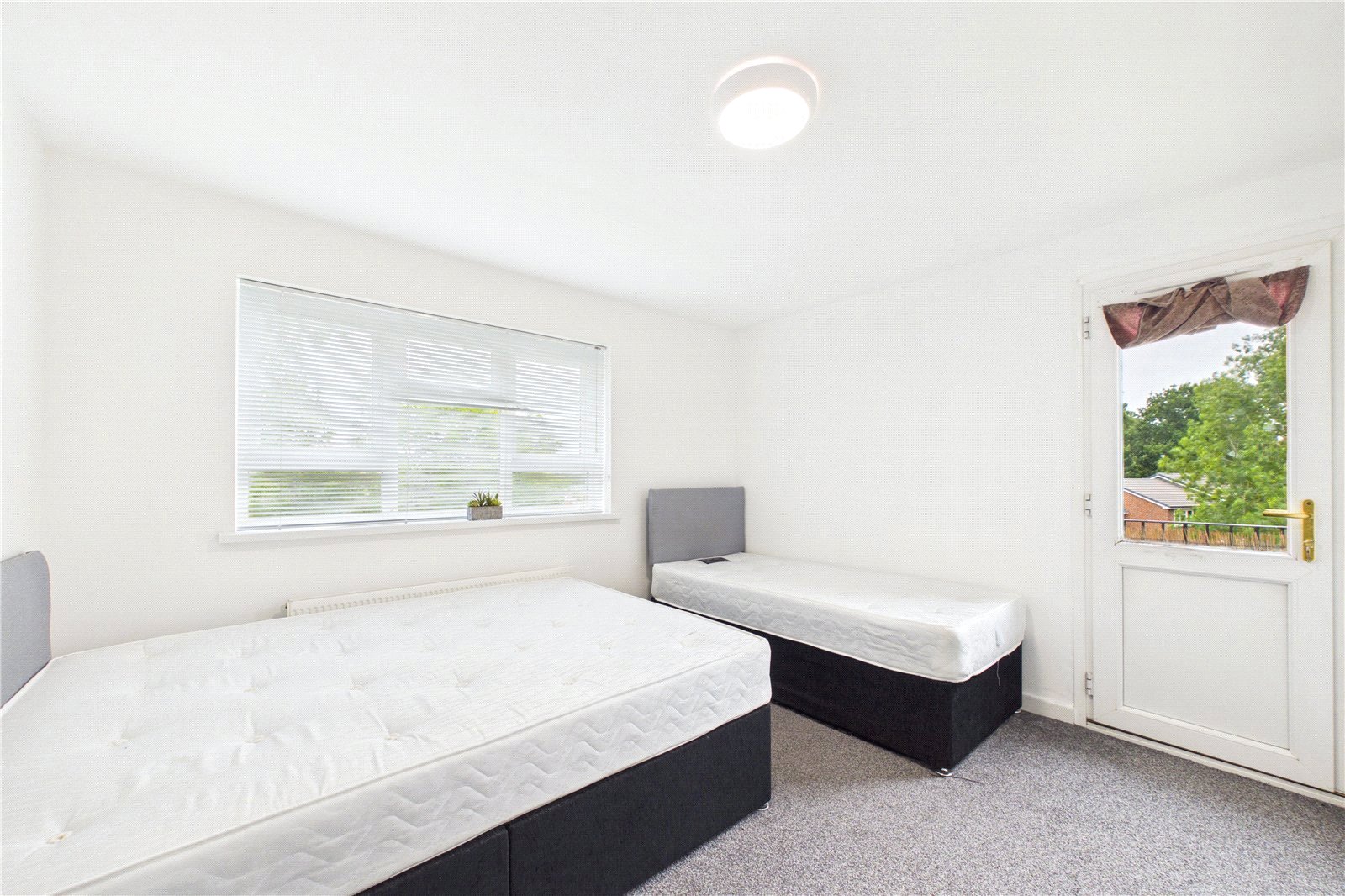 2 bedroom Flat to let in Burghfield Common, Reading, Berkshire