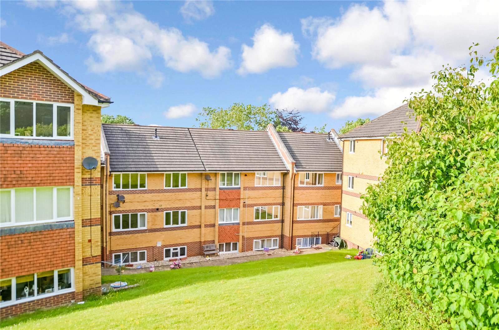 2 bedroom Flat for sale in Tilehurst, Reading
