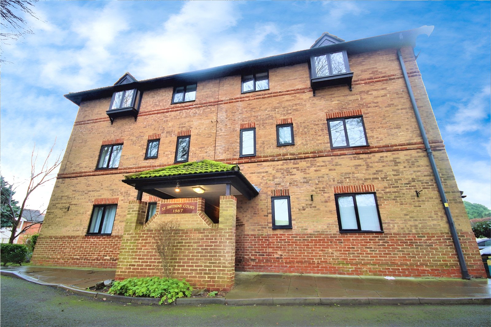 2 bedroom Flat to let in Polehampton Close, Twyford, Berkshire