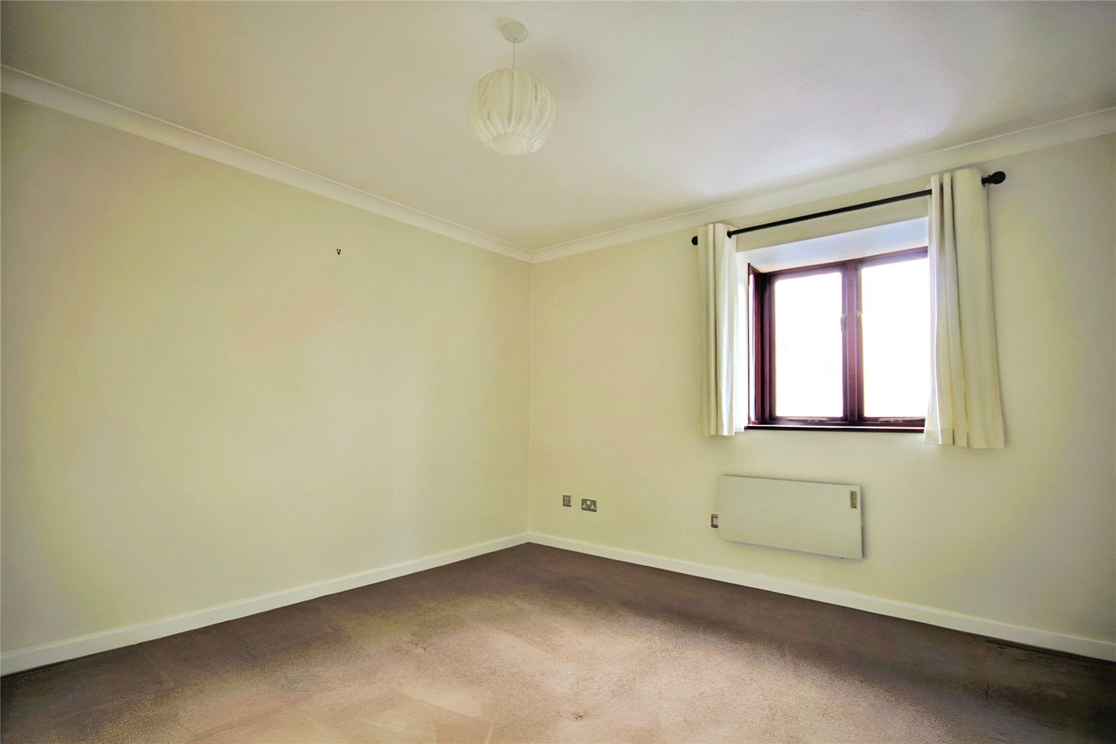 2 bedroom Flat to let in Polehampton Close, Twyford, Berkshire