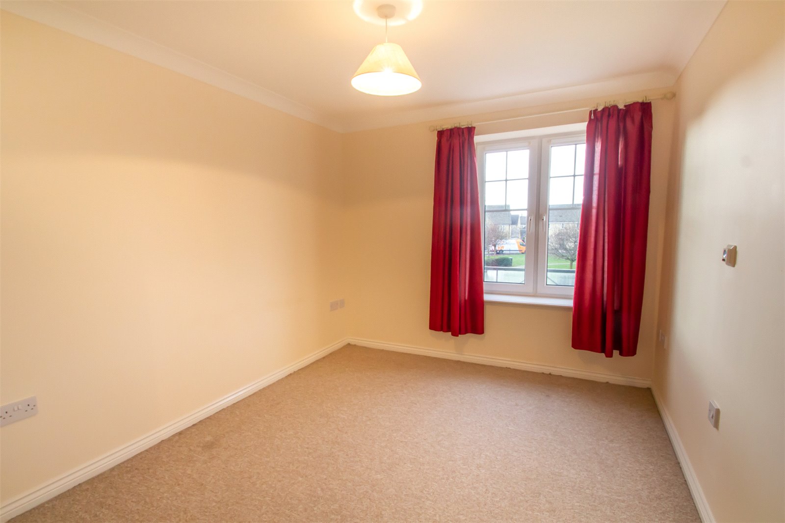 2 bedroom Flat to let in Witney, Oxfordshire