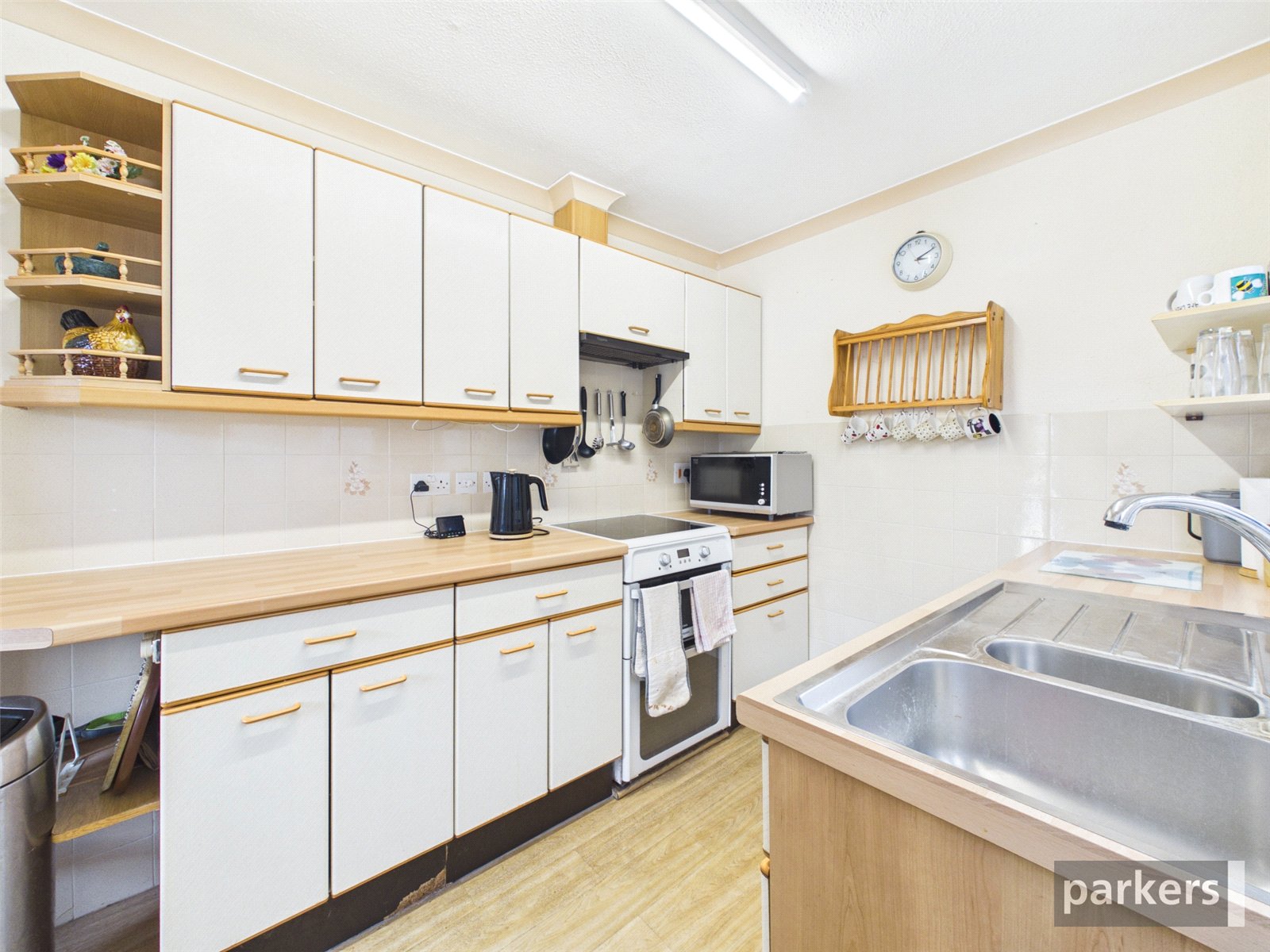 2 bedroom Bungalow for sale in Woodley, Reading, Berkshire