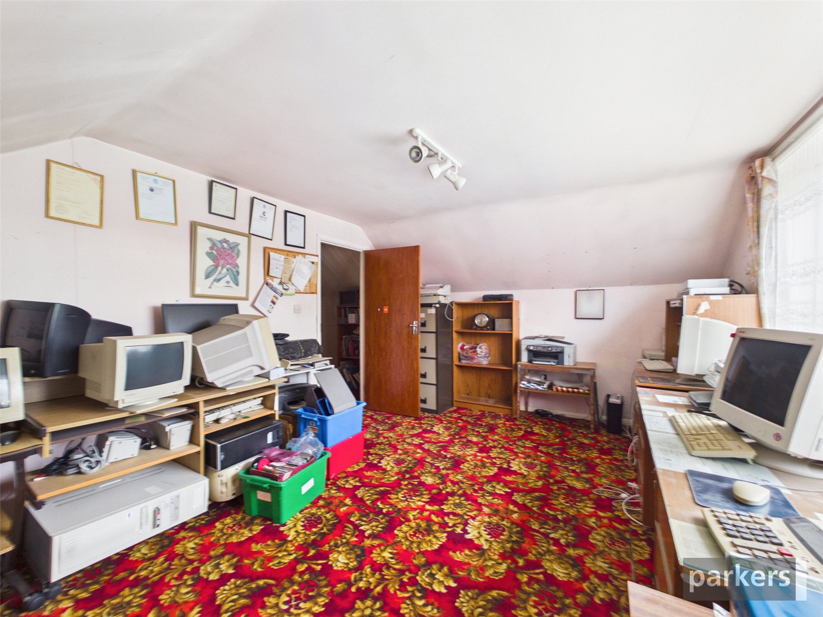 5 bedroom Bungalow for sale in Wokingham, Berkshire
