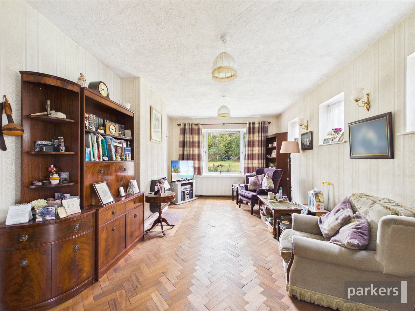 5 bedroom Bungalow for sale in Wokingham, Berkshire