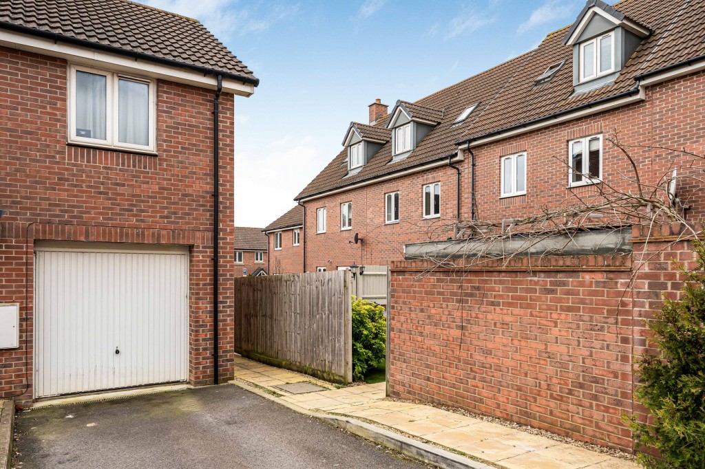 Malone Avenue, Swindon, SN25