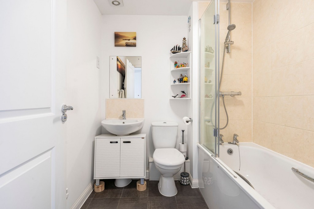 Toynbee Avenue, Tadpole Garden Village, SN25