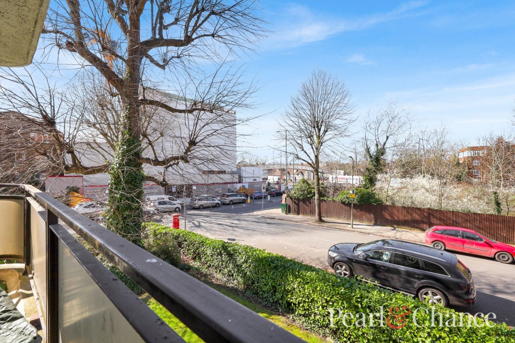 Riverside Drive, Golders Green Road, NW11
