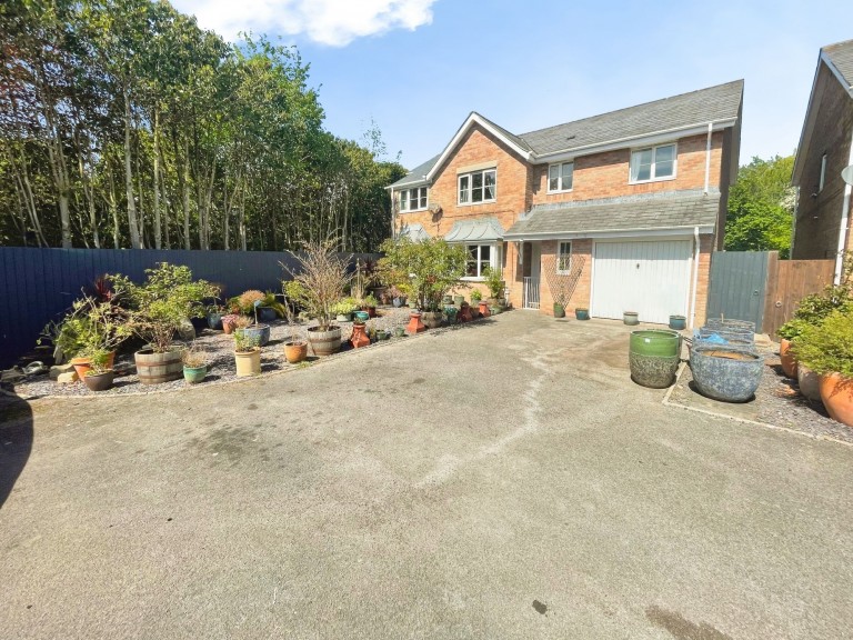 29 Llys Eglwys, Bridgend