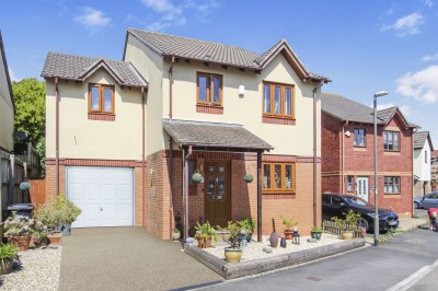 View full details for Tallow Wood Close, Paignton, Devon, TQ3 3HD