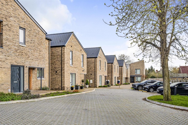 Hursley Grove, Edgware, HA8