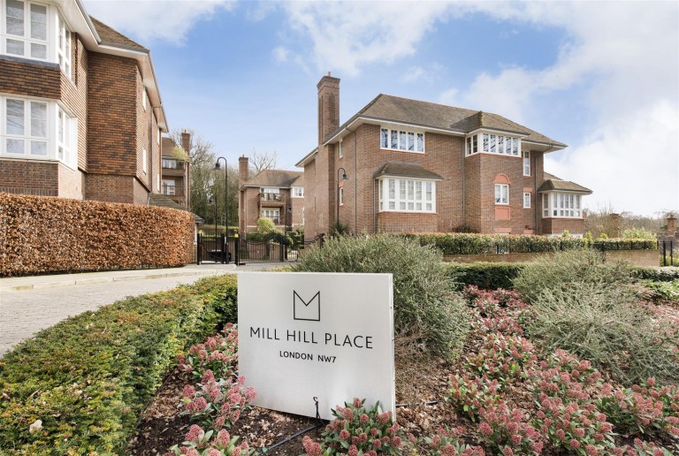 Hammers Lane, Mill Hill, NW7