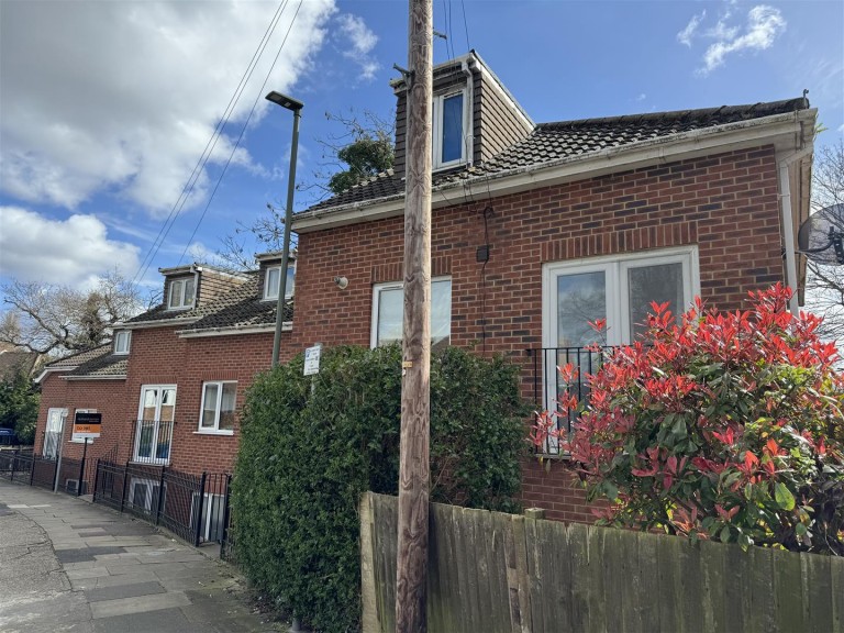 Salcombe Gardens, Mill Hill, NW7