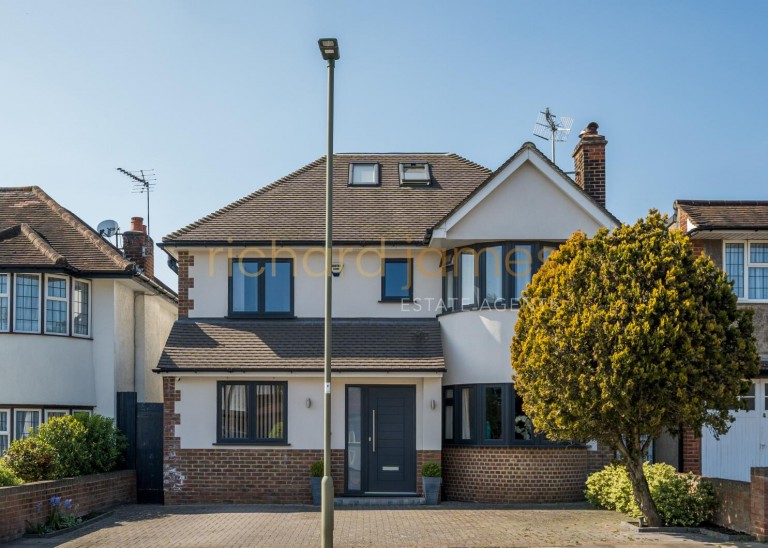 Tretawn Gardens, Mill Hill, NW7