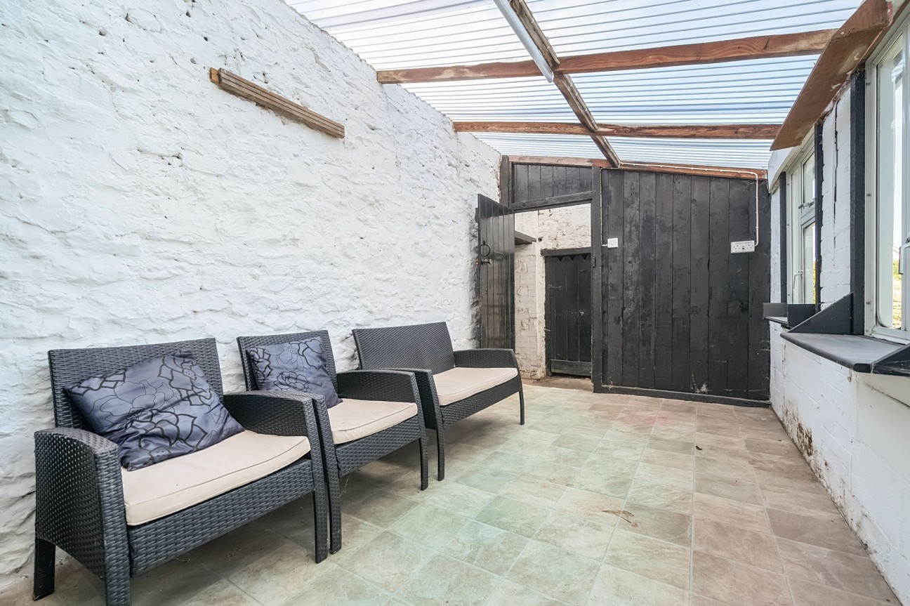 3 bed with planning permission already granted to extend to 5 bedrooms