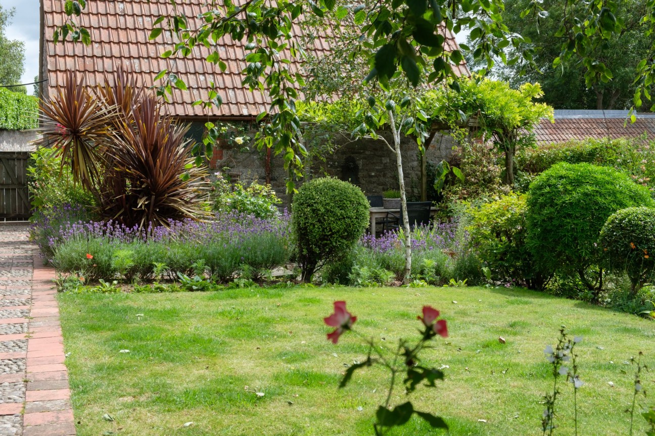 Wellhouse Farm, Tickenham, BS21 - exquisitely presented character farmhouse with glorious gardens