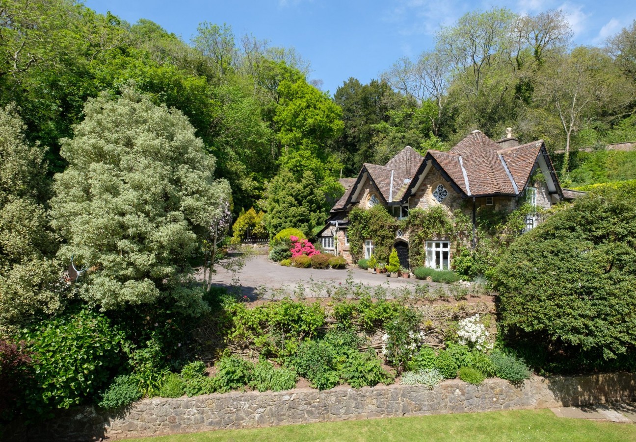 Delightful country residence with commanding views, on the outskirts of the village of Wrington