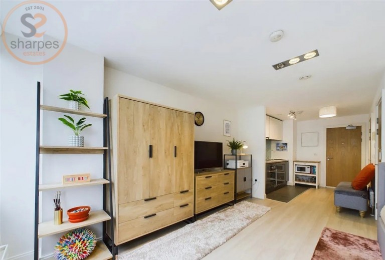 Studio Flat 2, Durham Road, Raynes Park, SW20