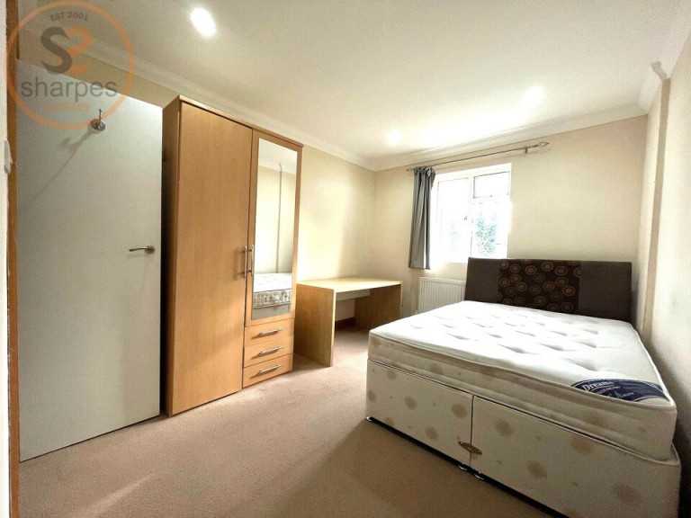 First floor Back room, Robinson Road, London