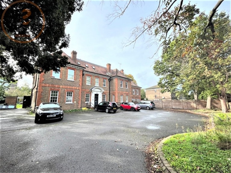 Flat 4, 5 North Drive, London