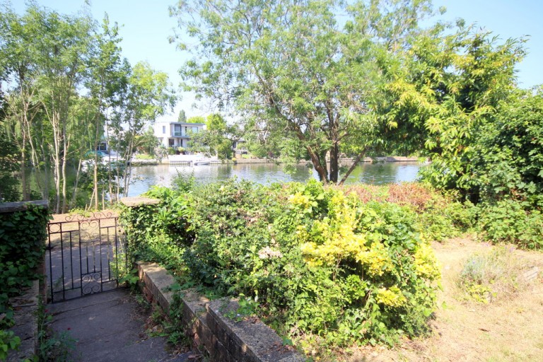 Thames Side, Staines-upon-Thames, TW18