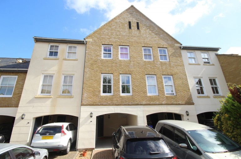 Wraysbury Gardens, Staines-upon-Thames