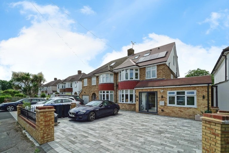 Holland Gardens, Egham