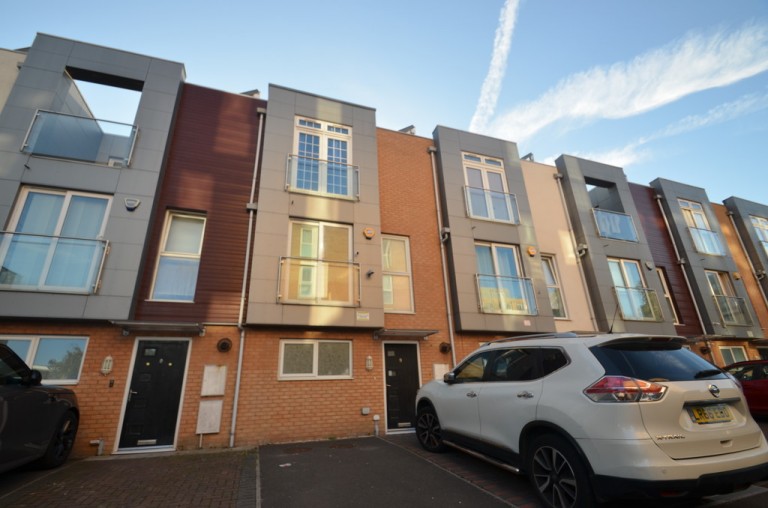 Pontes Avenue, Hounslow