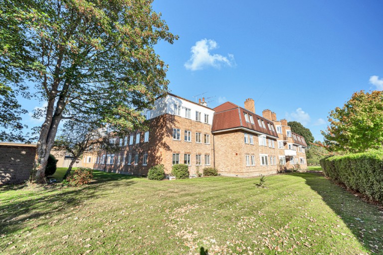 Oakhall Drive, Sunbury-on-Thames