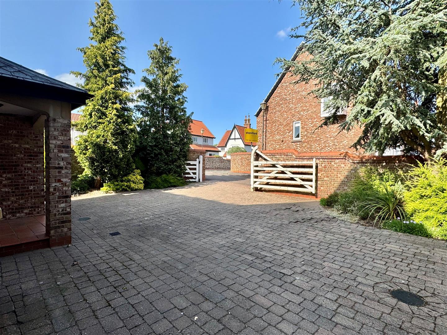 Manor Court, Westella