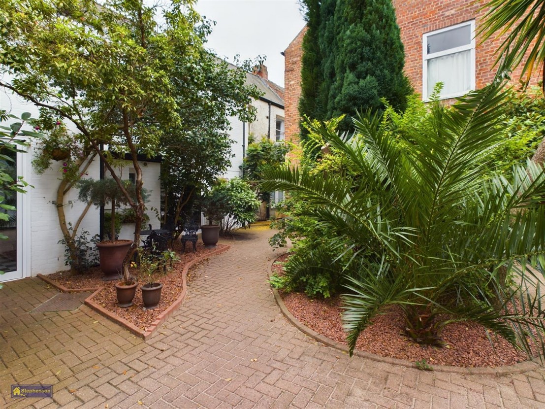 The Avenue, Bishop Lane, Hull