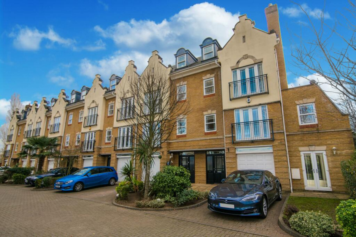 Barker Close, Kew, TW9