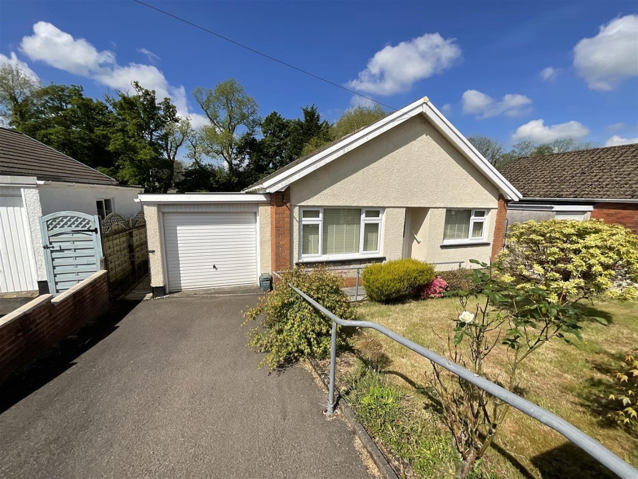 Lon Ger Y Coed, Ammanford
