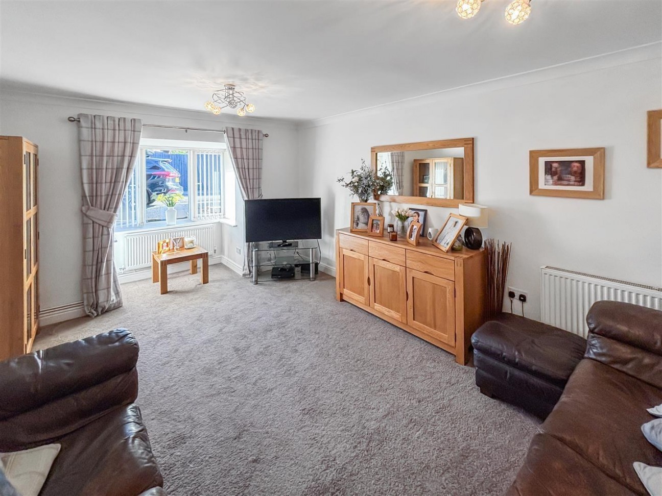 Clos Emily, Cross Hands, Llanelli