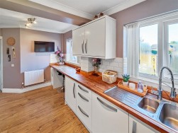 Clos Emily, Cross Hands, Llanelli