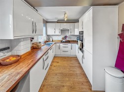 Clos Emily, Cross Hands, Llanelli