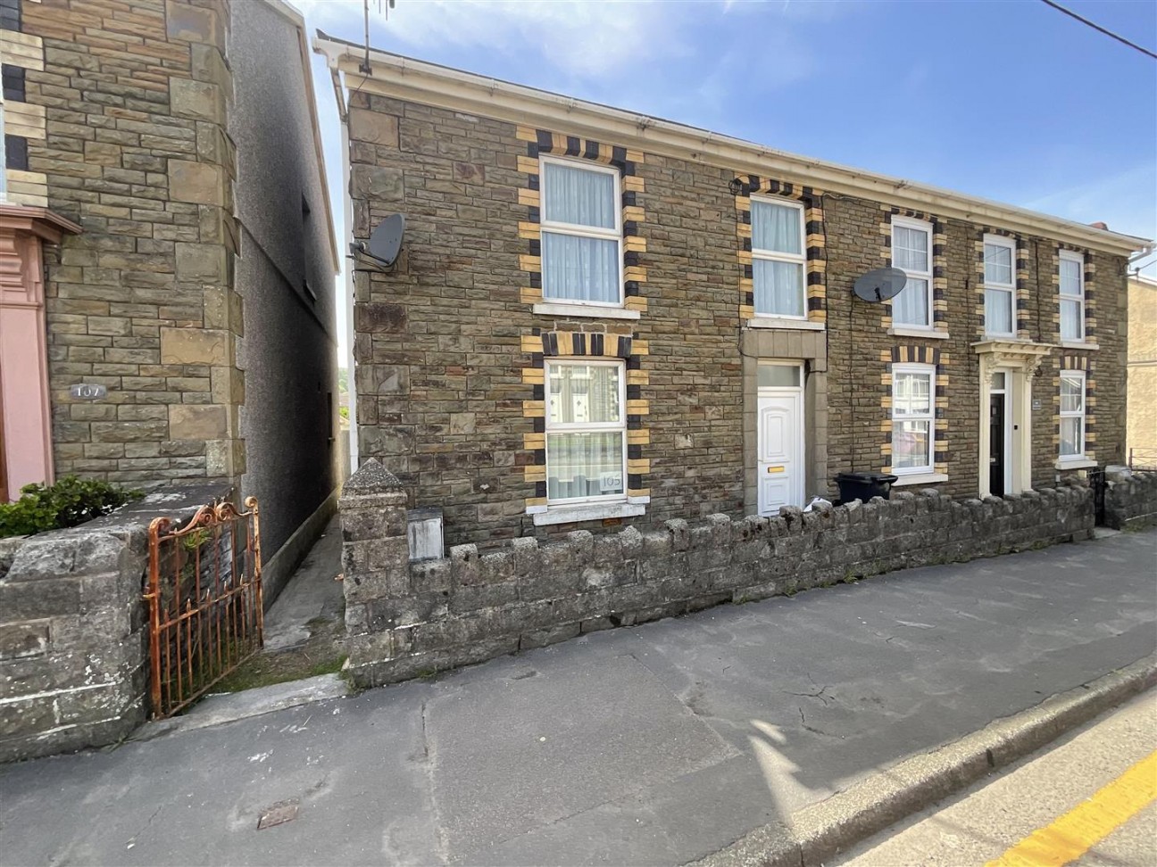 Heol Cae Gurwen, Gwaun Cae Gurwen, Ammanford
