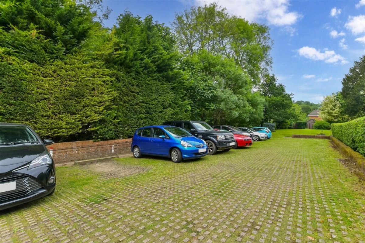 Image for 44 Knowle Lodge, Croydon Road, Caterham, CR3 6PE