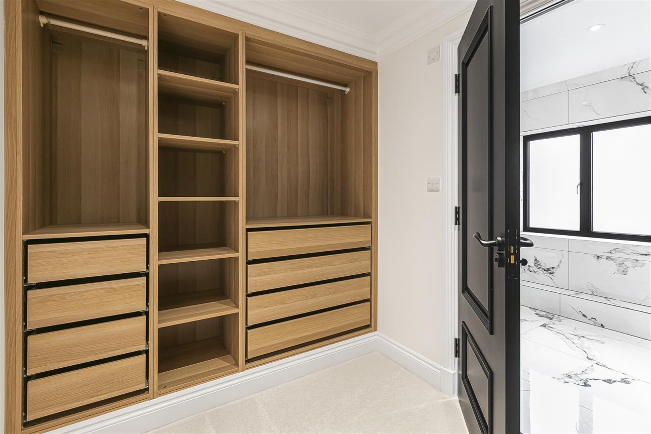 Carrington Avenue, Borehamwood