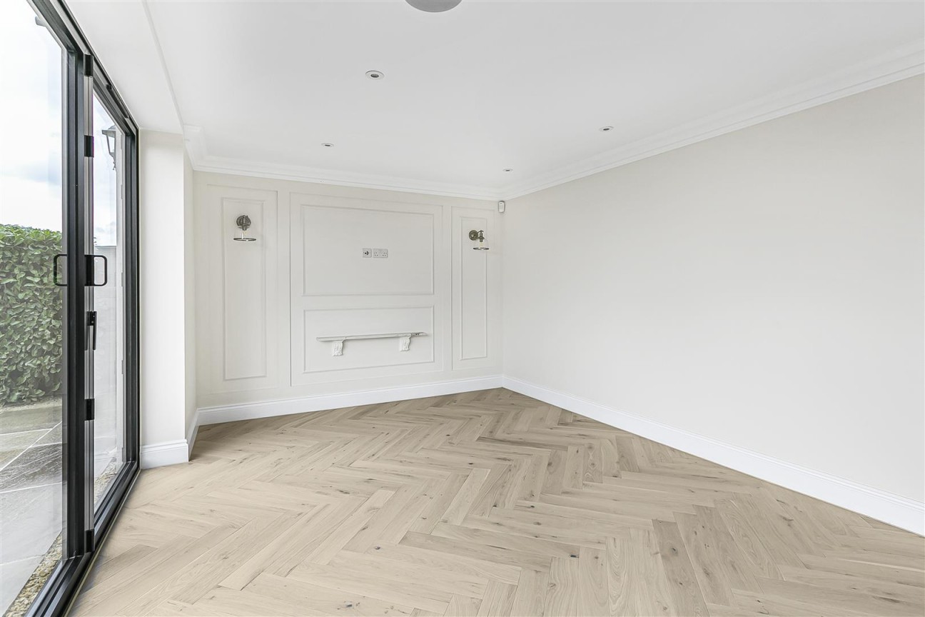 Carrington Avenue, Borehamwood