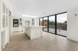 Carrington Avenue, Borehamwood