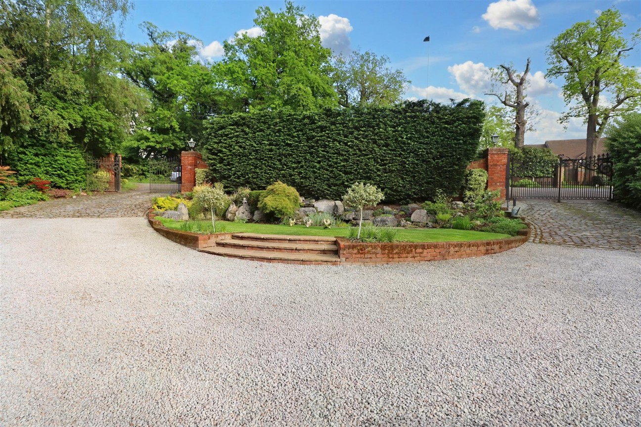 Barnet Lane, Elstree, Borehamwood