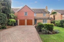 May Gardens, Elstree, Borehamwood