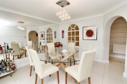 May Gardens, Elstree, Borehamwood
