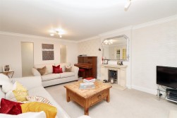 May Gardens, Elstree, Borehamwood